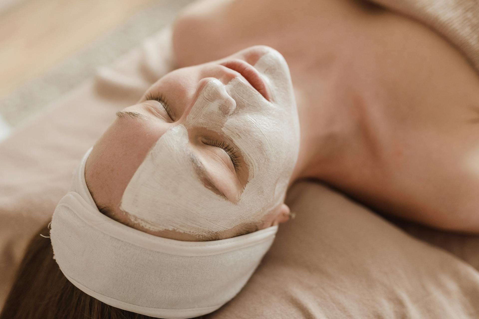 mascarilla facial en color blanco para tratamiento de belleza